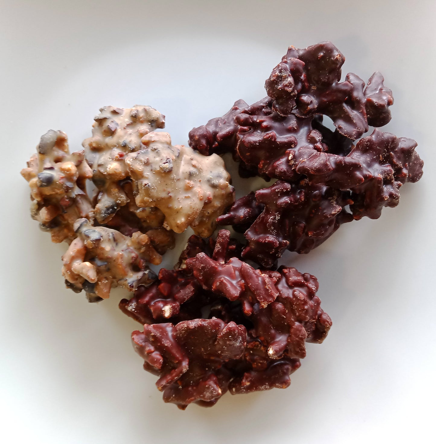 Les Cristaux du Nouveau Monde - Amande effilée caramélisée et enrobée au 3 chocolats - Sachet de 100 g minimum